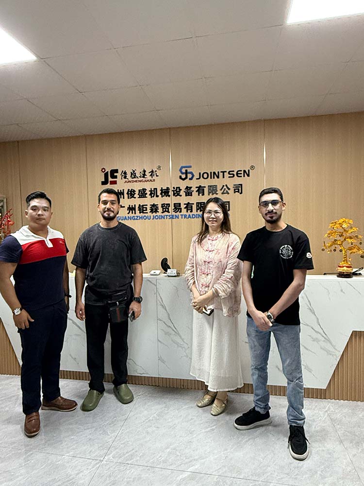 Global Socii Reunite ad Canton Fair: in profundis Talks sternat viam ad Expanded Cooperatio in concreta Construction Equipment